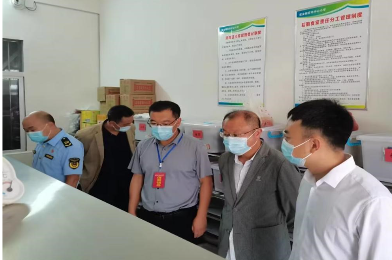 湖北省谷城县市场监管必威 betway必威局局所联动护航校园食品安全(图1)