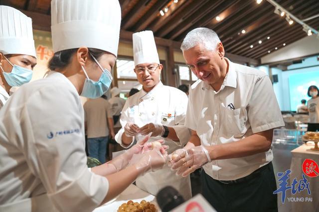 必威 betway必威「视频+图集」当外籍友人遇上粤菜师傅他们学非遗、做月饼、共话中秋(图3)