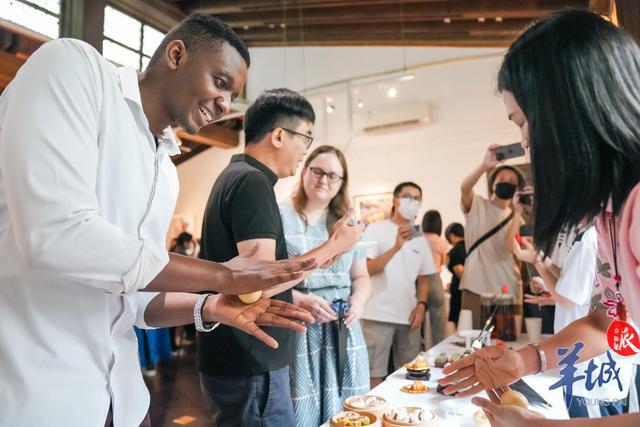 必威 betway必威「视频+图集」当外籍友人遇上粤菜师傅他们学非遗、做月饼、共话中秋(图6)