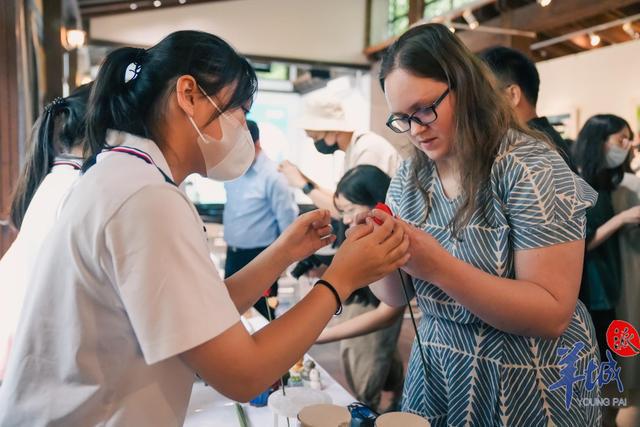 必威 betway必威「视频+图集」当外籍友人遇上粤菜师傅他们学非遗、做月饼、共话中秋(图5)