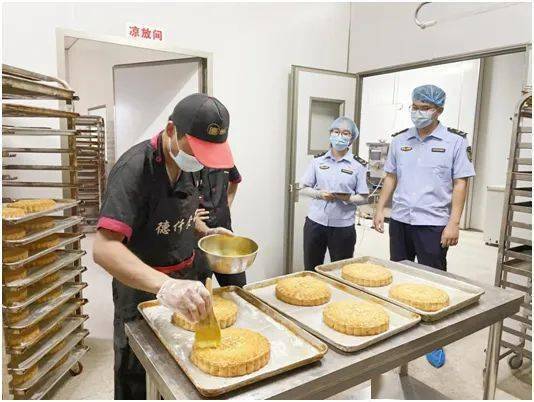 必威 必威betway严把月饼质量关 守护中秋团圆月 铁山港区市场监管局开展“天价”月饼及食品安全专项检查(图1)