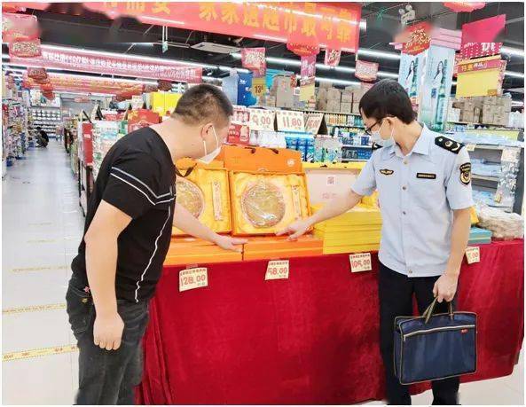必威 必威betway严把月饼质量关 守护中秋团圆月 铁山港区市场监管局开展“天价”月饼及食品安全专项检查(图2)