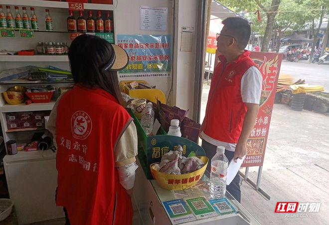 永定区新必威 betway必威桥镇：严格落实“五包一”责任制开展食品安全现场指导检查行动(图1)
