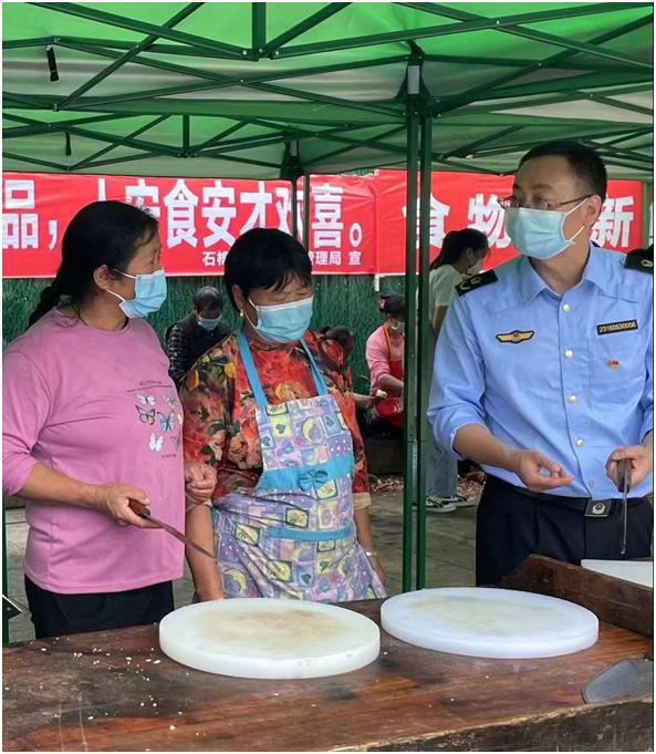 必威 betway必威四川石棉：严把食品安全关让震区安置点群众吃得放心(图1)