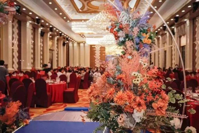 必威 betway必威28折打卡天平架「南洋長勝酒店」星级粤菜！168元开吃：盐焗鸡捞花胶、蜜汁叉烧、古法鱼片9道招牌菜！(图3)