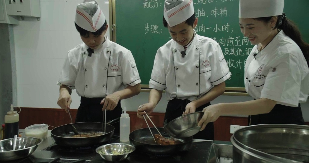 “粤菜小师傅”②：做一块合格必威 必威betway的叉烧有多难？(图2)