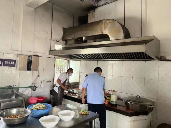 必威 betway必威徐桥市场监管所开展校园及周边食品安全专项检查(图2)