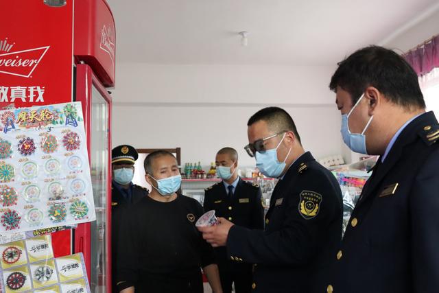 黑龙江抚远市场监管局开展校园必威 betway必威周边食品安全联合检查(图2)