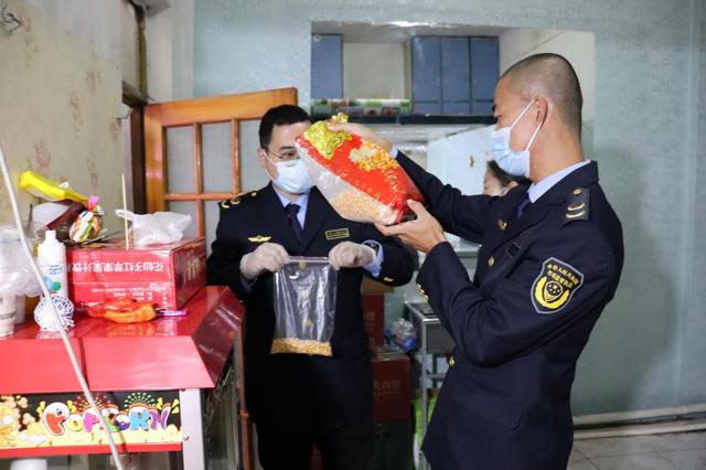 黑龙江抚远市场监管局开展校园必威 betway必威周边食品安全联合检查(图1)