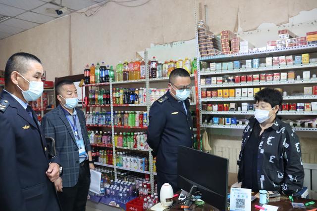 黑龙江抚远市场监管局开展校园必威 betway必威周边食品安全联合检查(图3)