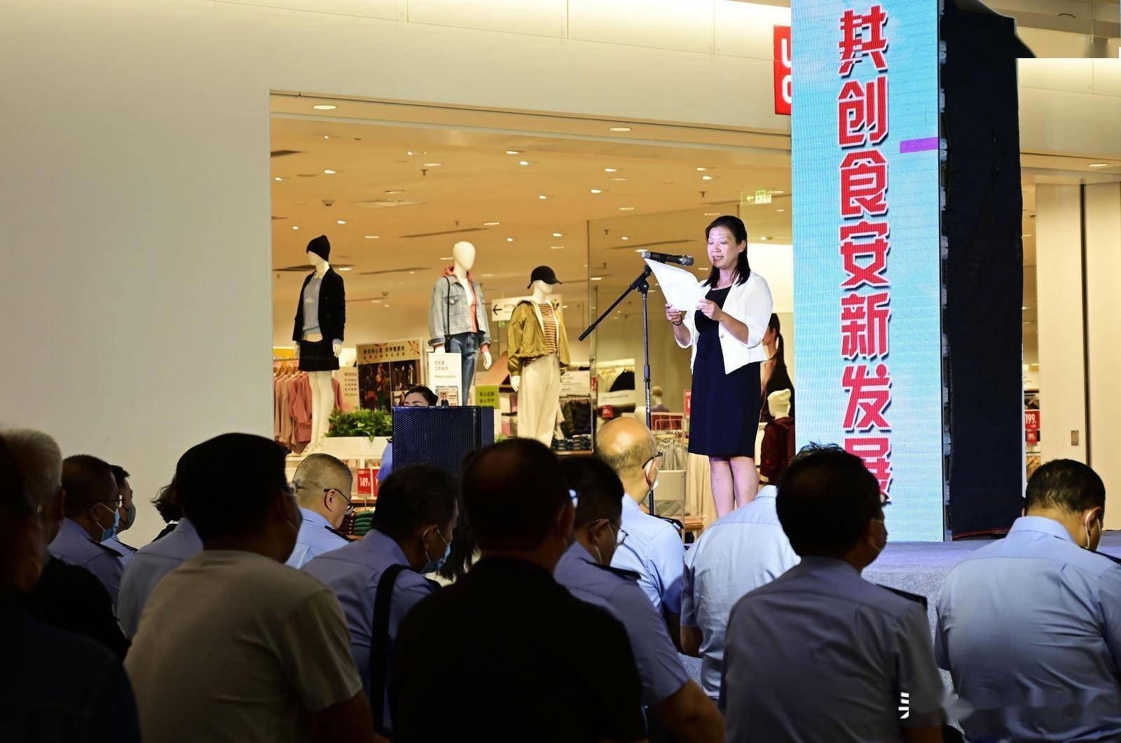 邯郸食品经营企业集中签署公开承诺必威 必威betway书(图2)