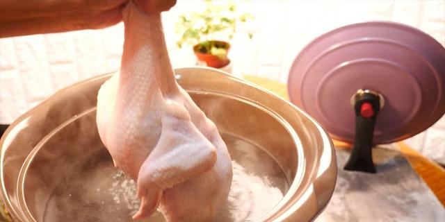 粤菜40年大必威 betway必威厨：煮白切鸡不只放姜葱煮前这样做肉更嫩无腥味(图4)