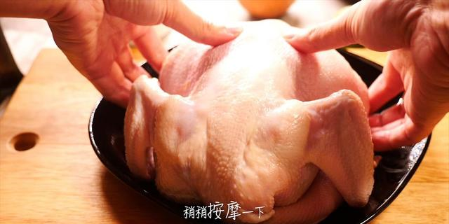 粤菜40年大必威 betway必威厨：煮白切鸡不只放姜葱煮前这样做肉更嫩无腥味(图3)