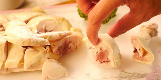 粤菜40年大必威 betway必威厨：煮白切鸡不只放姜葱煮前这样做肉更嫩无腥味(图8)