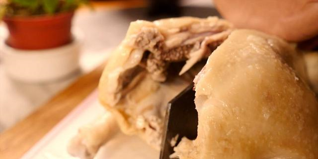 粤菜40年大必威 betway必威厨：煮白切鸡不只放姜葱煮前这样做肉更嫩无腥味(图7)