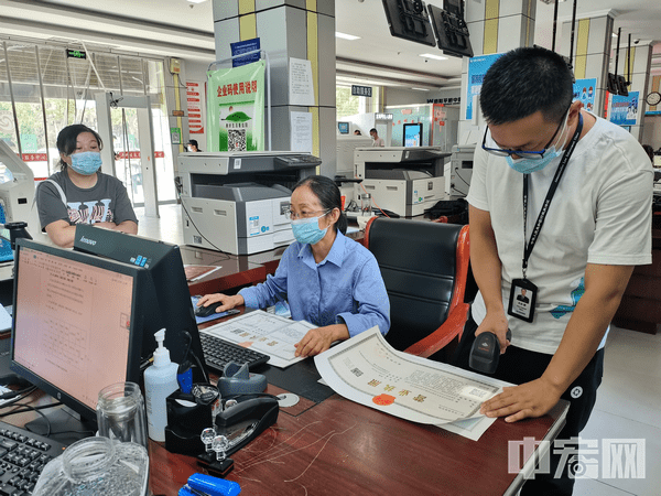 信阳市平桥区市场监督管理局推行“多证集必威 betway必威成、一照通行”工作(图1)
