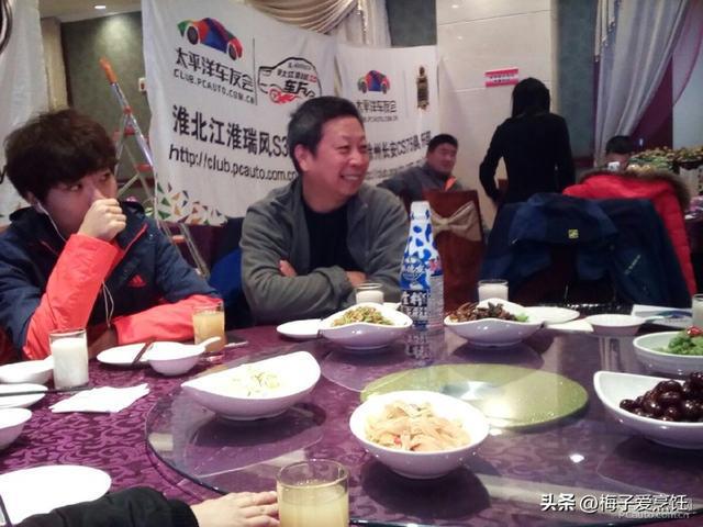 吉林老哥对比山东大爷你会去必威 betway必威谁家“喝酒做客”？网友：我都想去(图1)