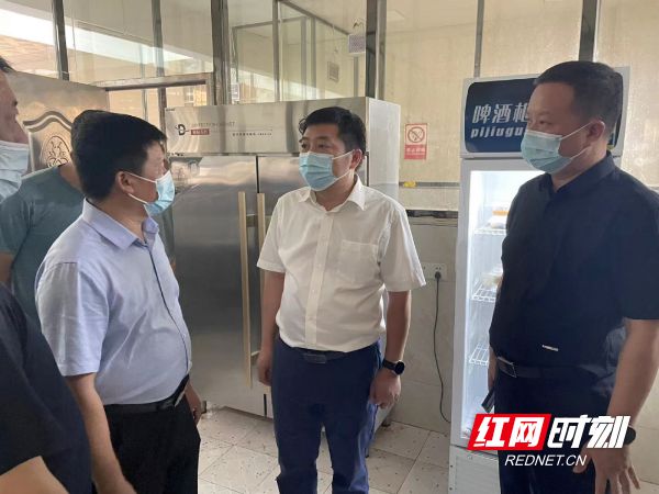 必威 必威betway永州经开区：黄安平督导校园食品安全工作(图1)