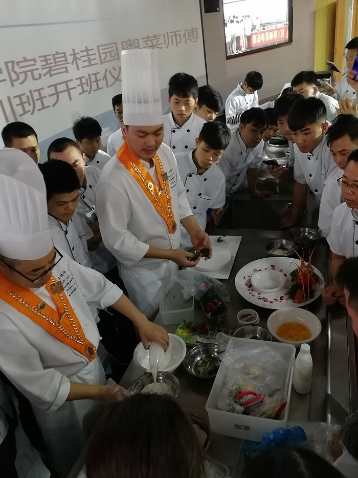 必威 必威betway一人学厨全家脱贫 “碧桂园-粤菜师傅”培训项目启动 界面新闻(图1)