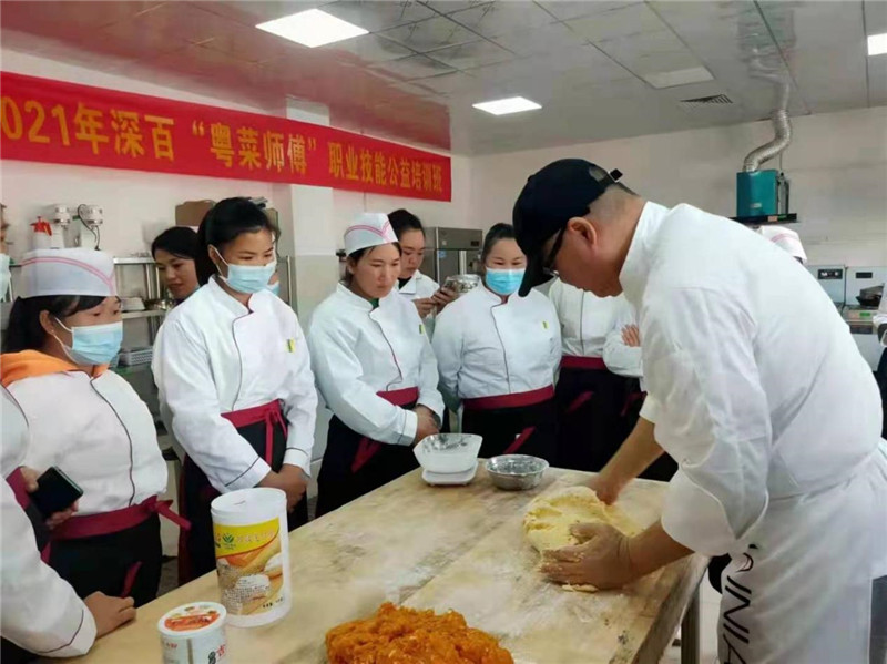 必威 必威betway粤菜师傅百色飘香! 深圳一技能培训学校“送教上门”促粤菜文化交流(图1)