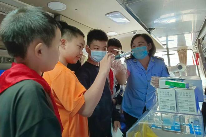 科普食品安全知识护航学生健康成长——南郑区市场监管局开展食品安全进必威 必威betway校园活动(图2)