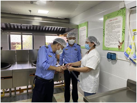 必威 必威betway成都市温江区：护航“开学季”全力打好校园食品安全保卫战(图2)