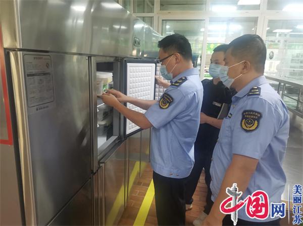 南京市六合区必威 betway必威市场监督管理局：指导酒店厨房“变身” 筑牢食品安全防线(图1)
