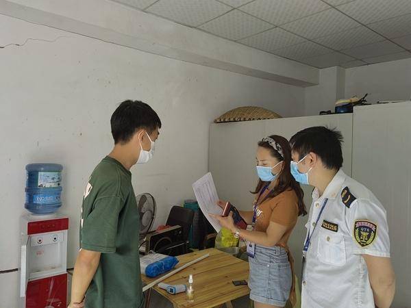 开阳县市场监管局保障疫情期间食品生产环必威 betway必威节“舌尖”安全(图2)