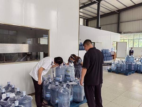 开阳县市场监管局保障疫情期间食品生产环必威 betway必威节“舌尖”安全(图1)