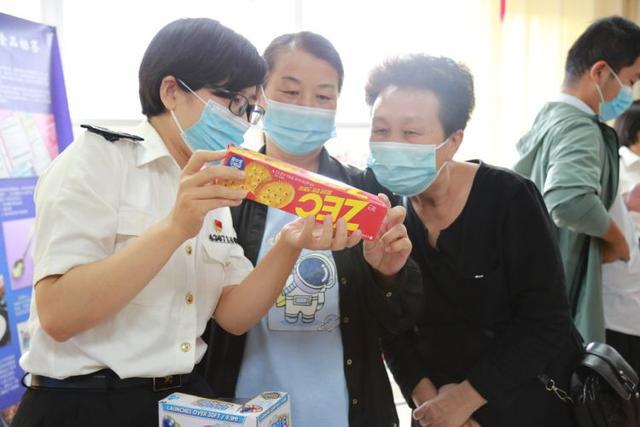 必威 必威betway品放心食品 享健康生活 淄博高新区四宝山街道新空间社区联合“双报到”单位开展食品安全宣传活动(图2)