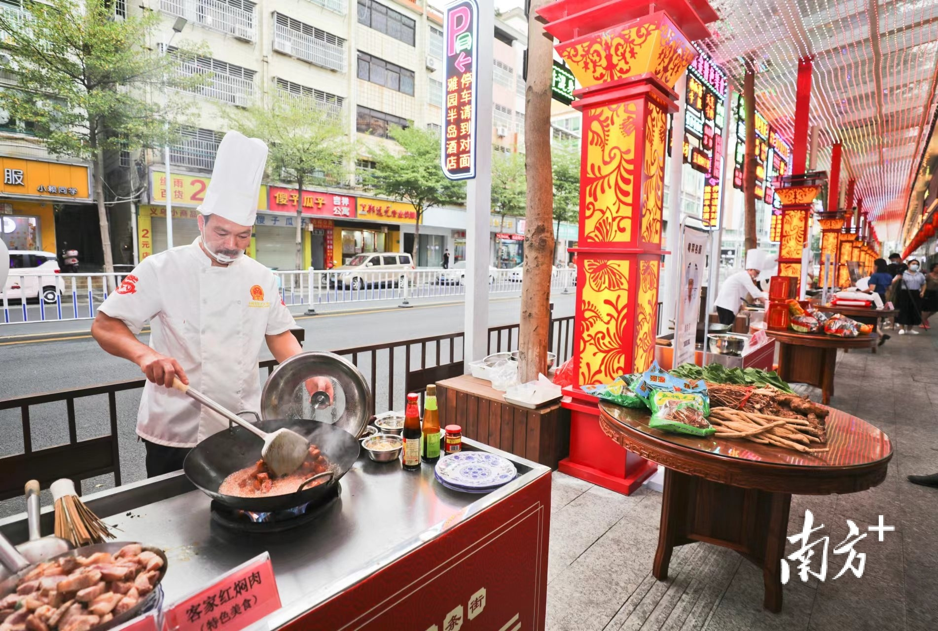 香飘整条街！深河“粤菜师傅”一条街举行名厨厨艺展示活动必威 betway必威(图1)