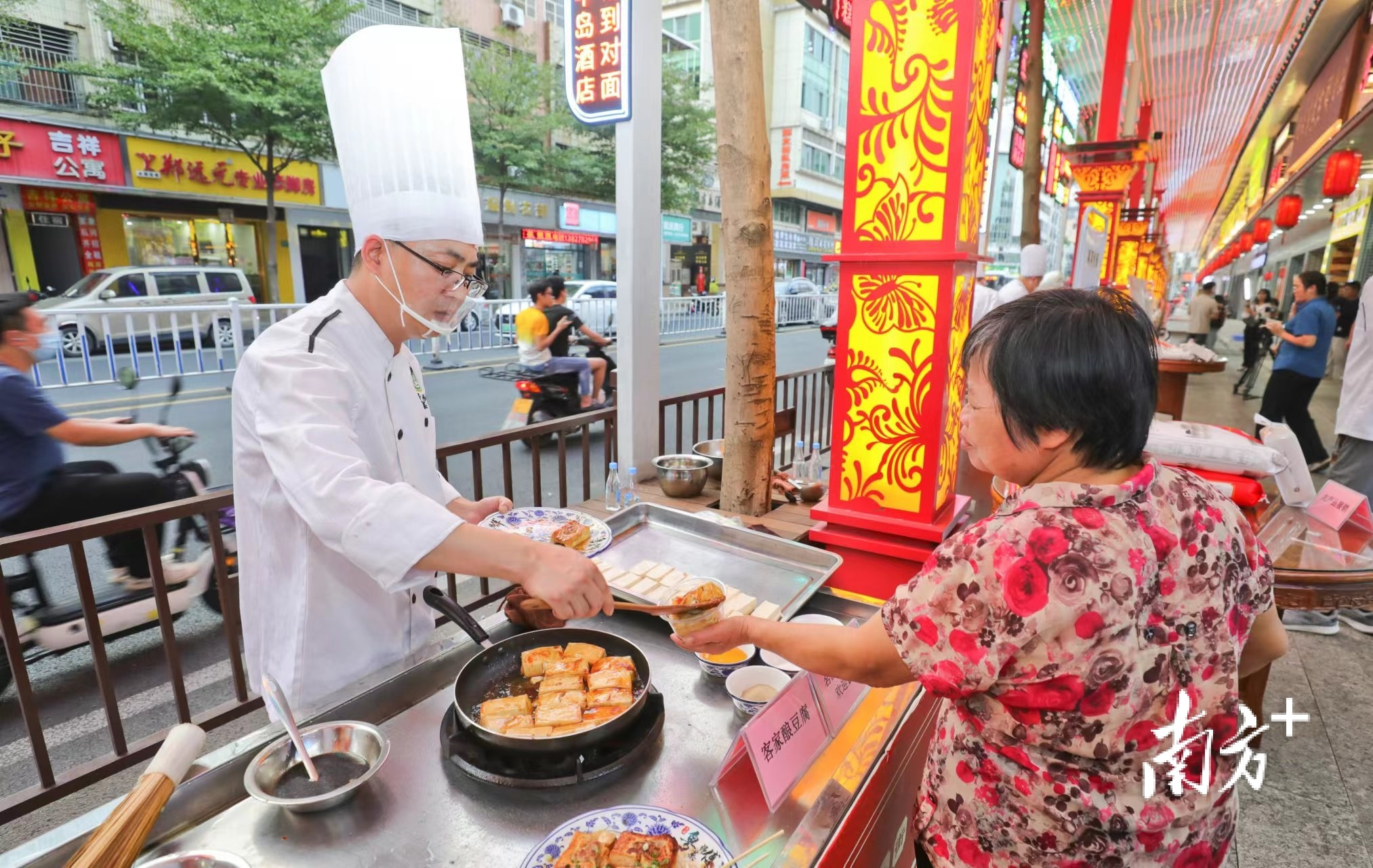 香飘整条街！深河“粤菜师傅”一条街举行名厨厨艺展示活动必威 betway必威(图2)