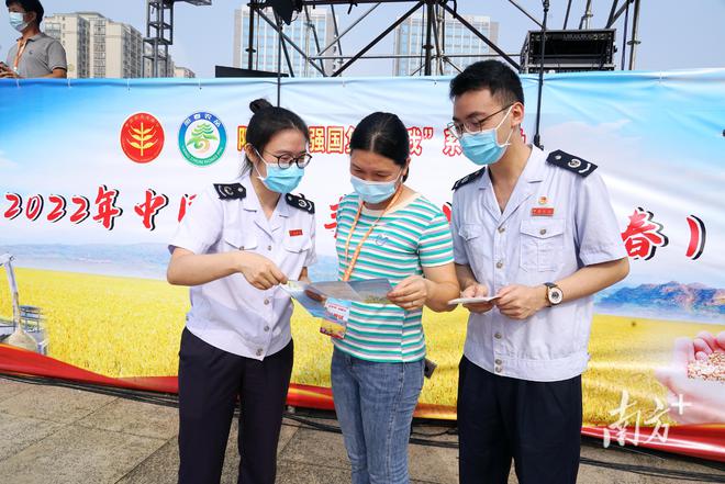 必威 必威betway庆丰收话税收——税法宣传走进中国农民丰收节（阳春）活动现场(图3)