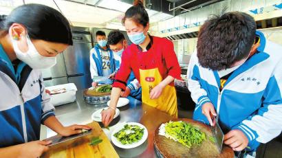 把粤菜引入甘必威 必威betway孜“小厨师”手艺获点赞(图1)