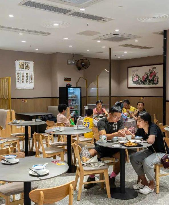 必威 betway必威江南西老字号「品汤居」3折开饭！人均40+：烤乳猪+顺德捞鸡+烧鹅10道招牌菜+糖水！国庆可用！(图1)