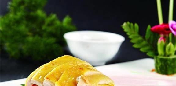 必威 betway必威40年粤菜师傅：做白切鸡别只放姜葱放两粒它鸡皮颜色金黄！(图3)