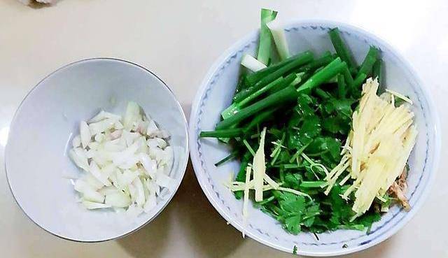 家常菜之白切鸡传统做法嫩滑鲜香全必威 betway必威家人都爱吃(图3)