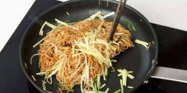 无油无味才是粤菜？78岁老师傅：只要“它”在手炒菜一步就飘香必威 betway必威(图6)