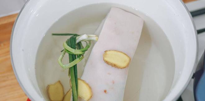粤菜里的名菜逢年过节必必威 betway必威吃脆皮烧猪在家也能做(图3)