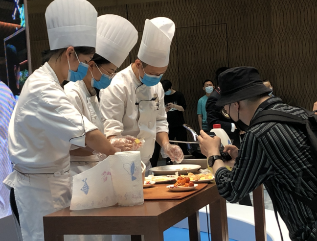 必威 betway必威粤菜名厨现场教市民学厨艺品美味(图2)