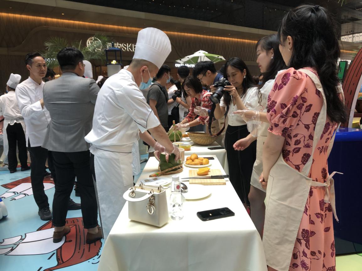 必威 betway必威粤菜名厨现场教市民学厨艺品美味(图4)