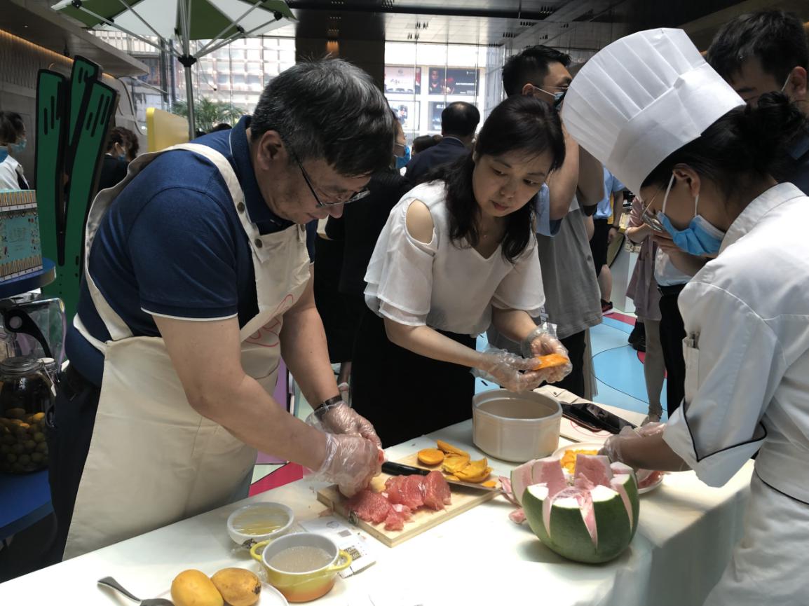必威 betway必威粤菜名厨现场教市民学厨艺品美味(图5)