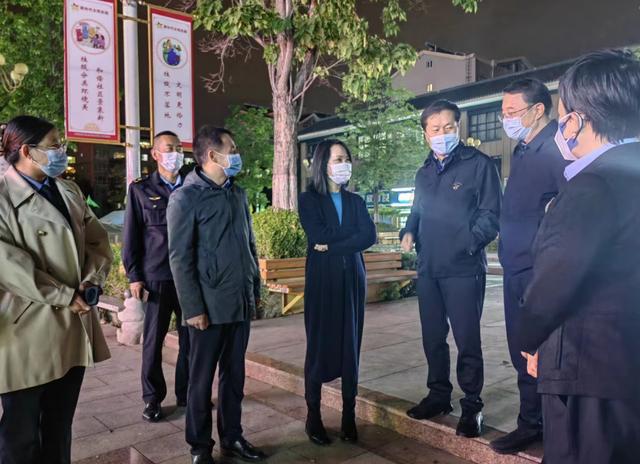 自治区市场监管厅厅长杨少华夜查银川市国庆期间市场必威 必威betway食品安全和民生商品价格(图1)