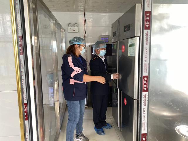 盘州市市场监督管理局鸡场坪分局筑牢校园食品“安全网”必威 betway必威(图1)