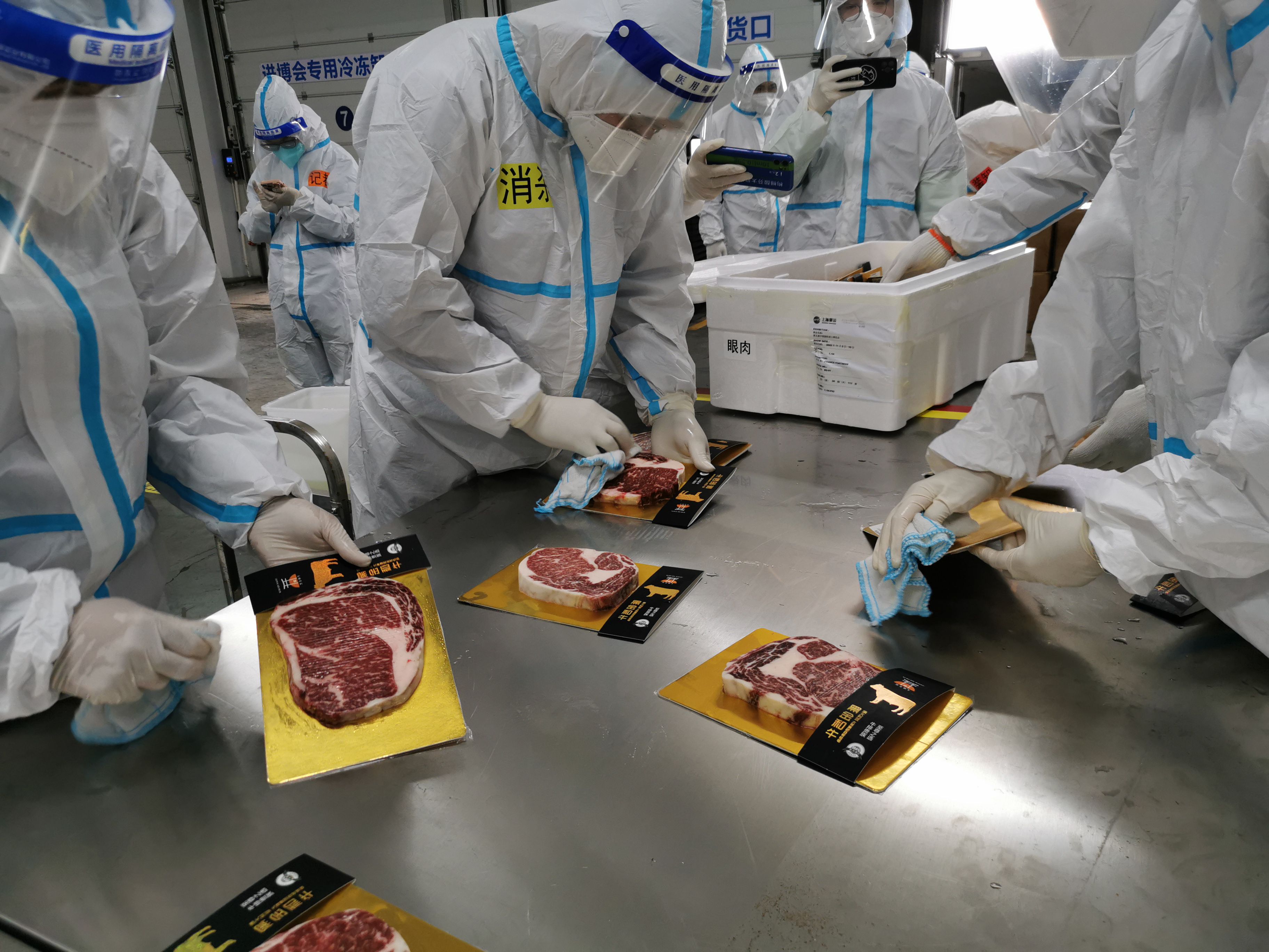 进博会首批进口冷链食必威 必威betway品展品运往总仓在这里消毒、核酸检测(图2)