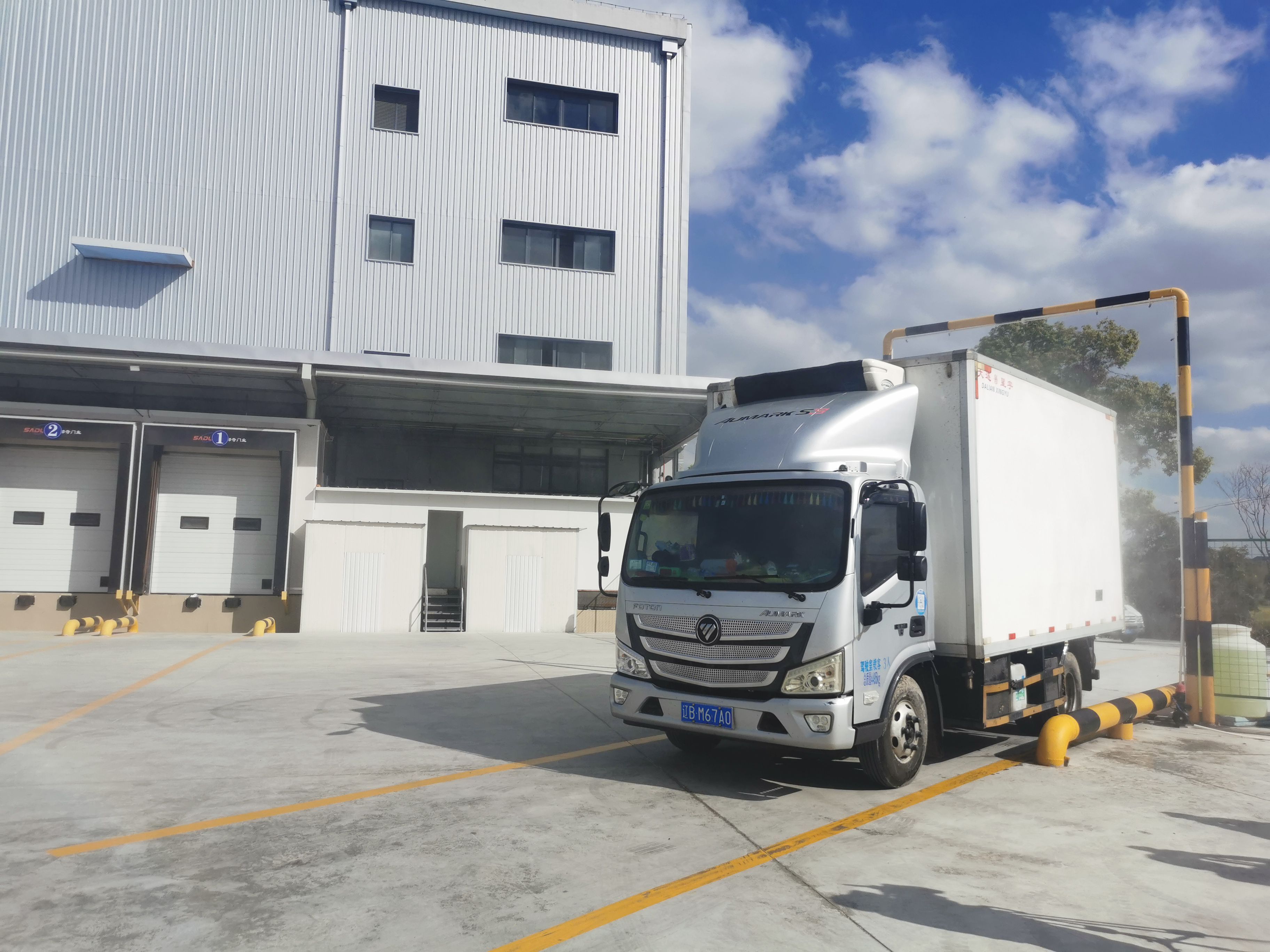 进博会首批进口冷链食必威 必威betway品展品运往总仓在这里消毒、核酸检测(图1)