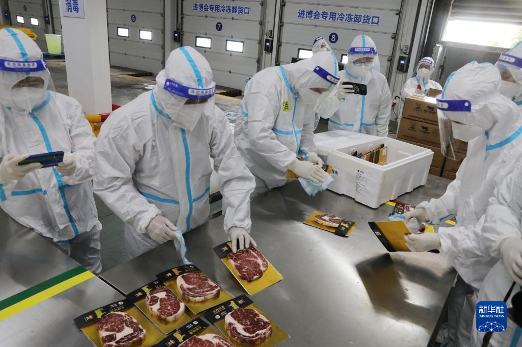 必威 betway必威第五届进博会首批进口冷链食品展品抵达总仓(图4)