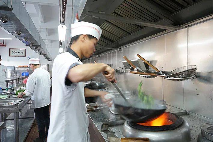 粤菜师傅 罗定“学厨”炒粤菜“烹”出生活好滋味必威 betway必威(图1)