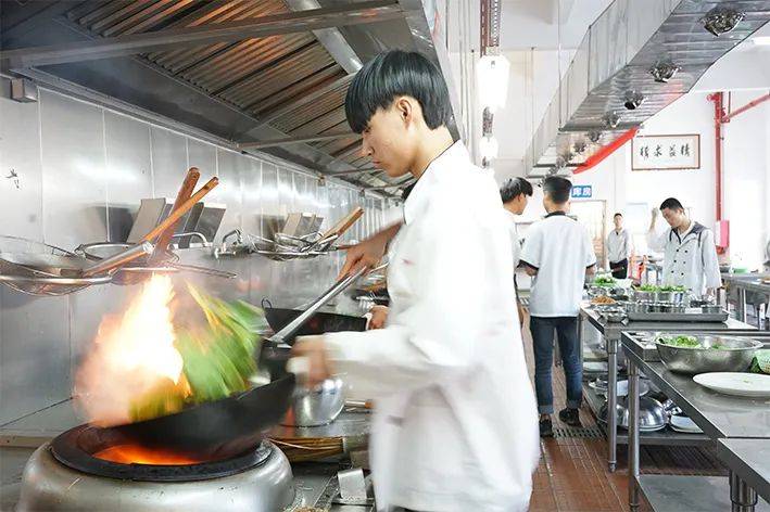 粤菜师傅 罗定“学厨”炒粤菜“烹”出生活好滋味必威 betway必威(图2)
