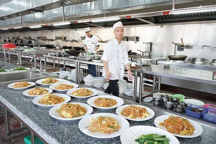 粤菜师傅 罗定“学厨”炒粤菜“烹”出生活好滋味必威 betway必威(图3)